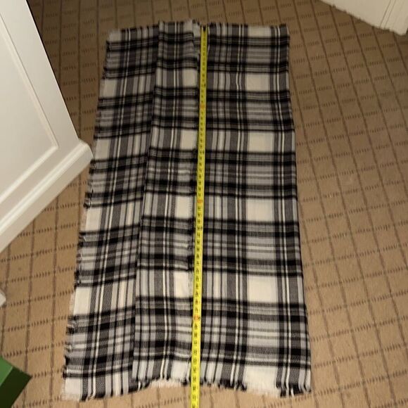 ModCloth giant black and white plaid woven blanket scarf w fringe detail NWOT - Picture 6 of 7
